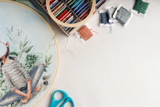 piese brodate aranjate pe masă